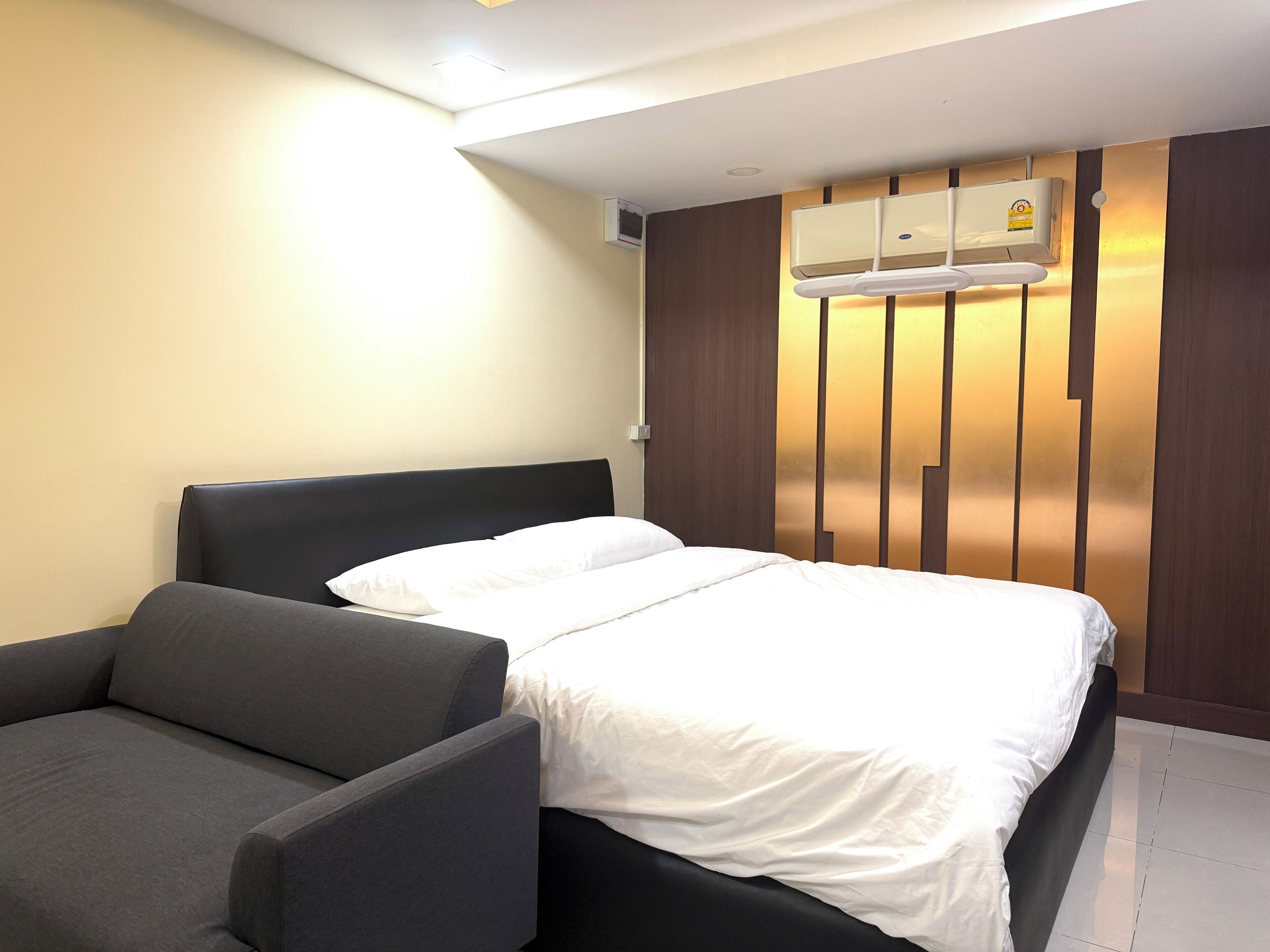 Business Studio Suite, 1 King Bed | Laptop workspace, free WiFi