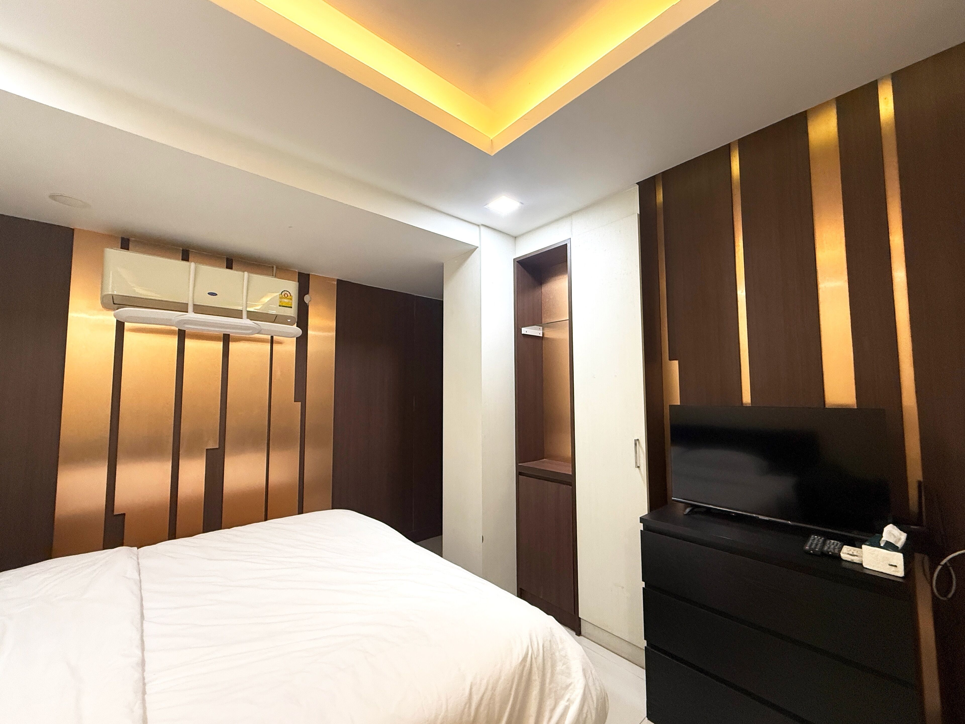 Business Studio Suite, 1 King Bed | Laptop workspace, free WiFi