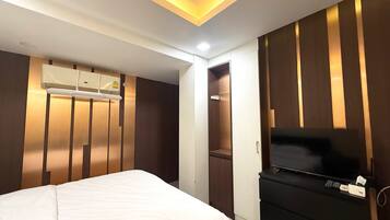 Business Studio Suite, 1 King Bed | Laptop workspace, free WiFi