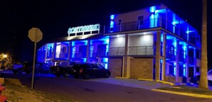 Fassade der Unterkunft – Abend/Nacht