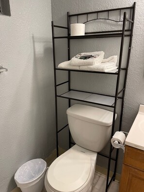 Basic-Doppelzimmer, 2 Doppelbetten | Badezimmer | Duschwanne, kostenlose Toilettenartikel, Haartrockner, Handtücher