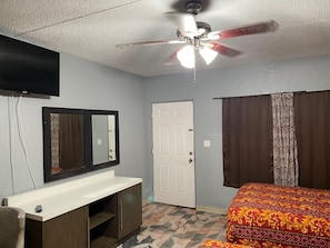 Quarto casal básico, 2 camas de casal | Individualmente decorados, individualmente mobiliados, escrivaninha