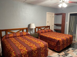 Basic-Doppelzimmer, 2 Doppelbetten | 1 Schlafzimmer, individuell dekoriert, individuell eingerichtet