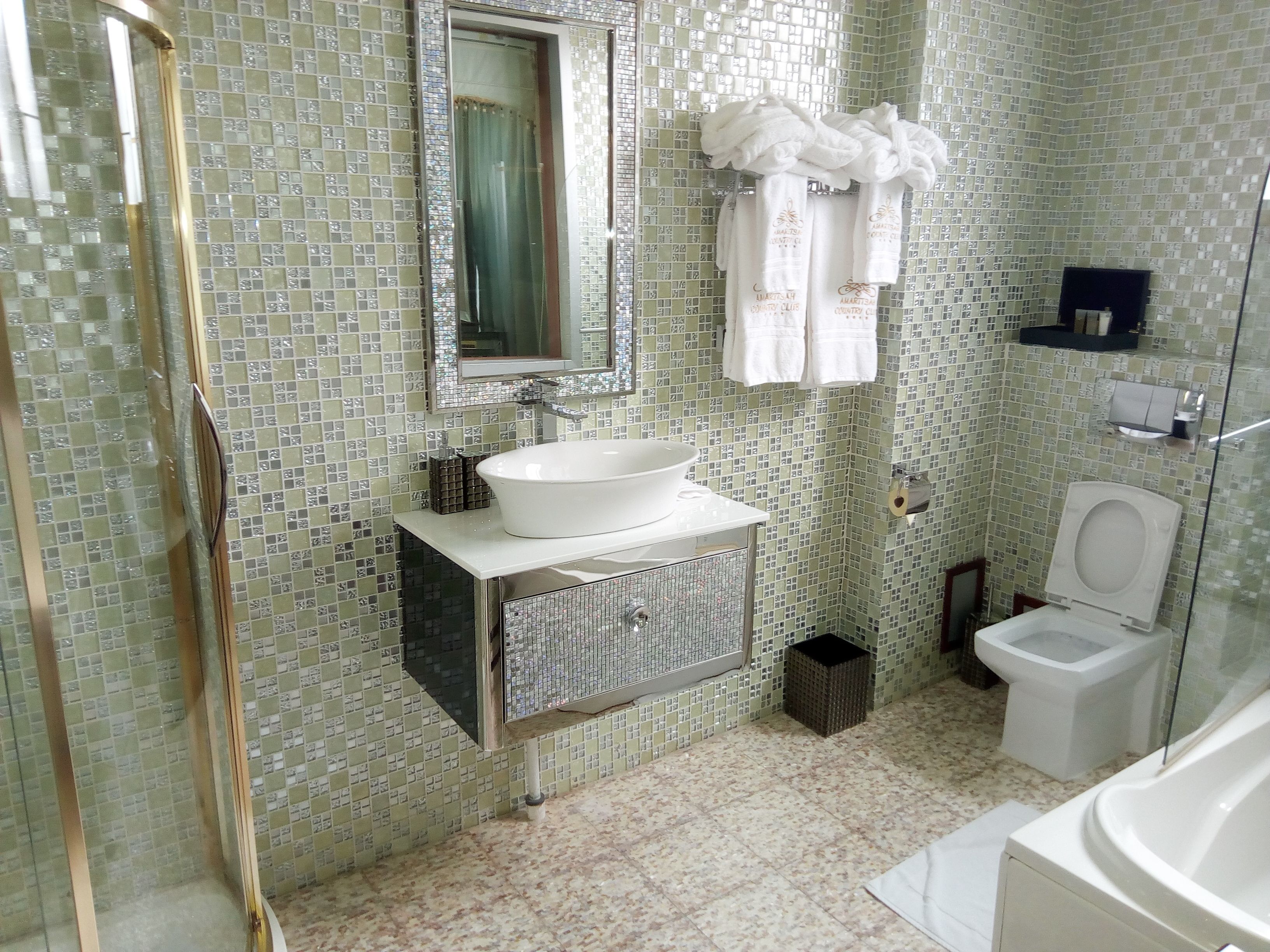 deluxe double room | bathroom | combined shower/bathtub, deep-soaking bathtub, free toiletries