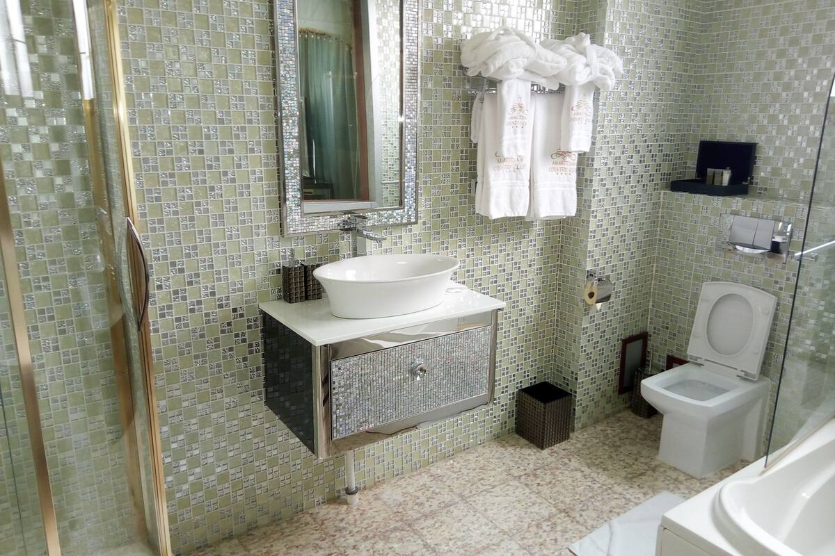 deluxe double room | bathroom | combined shower/bathtub, deep-soaking bathtub, free toiletries