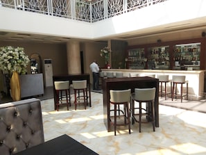 Bar (trong khuôn viên)