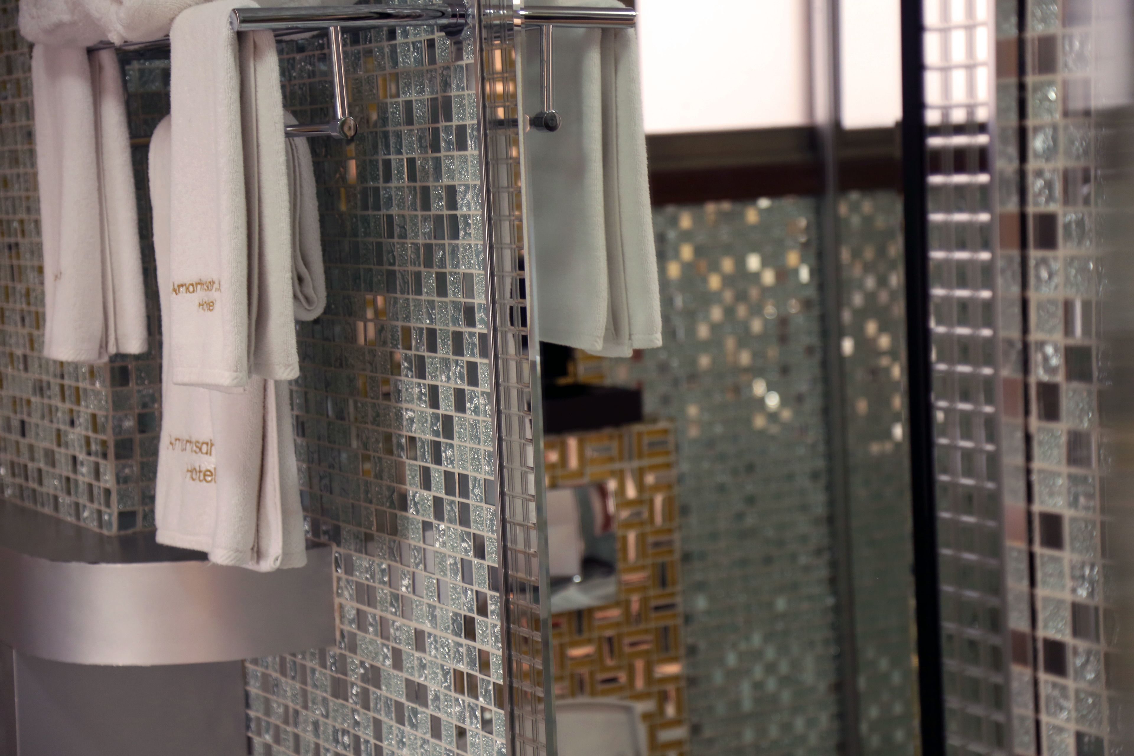 standard double room | bathroom amenities | combined shower/bathtub, deep-soaking bathtub, free toiletries