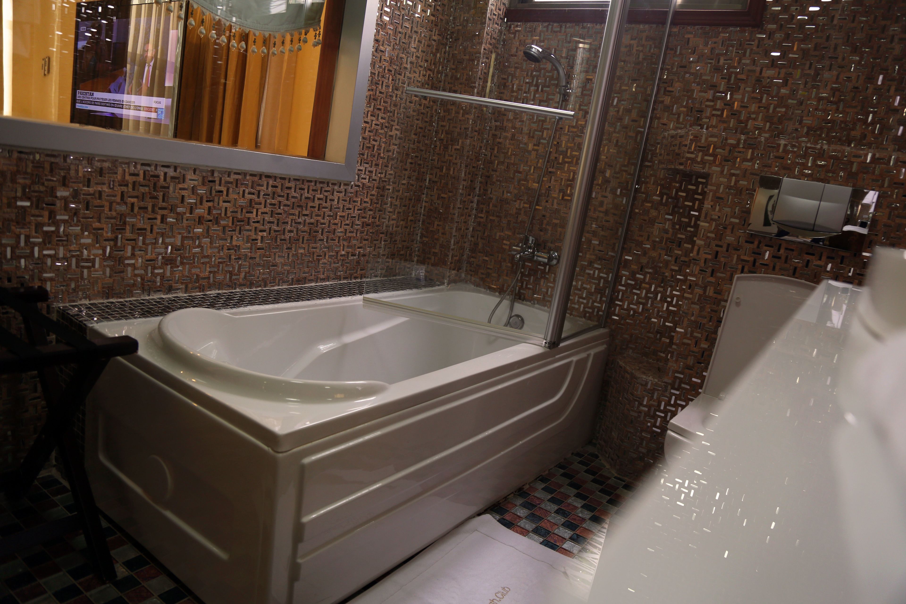 suite | deep-soaking bathtub