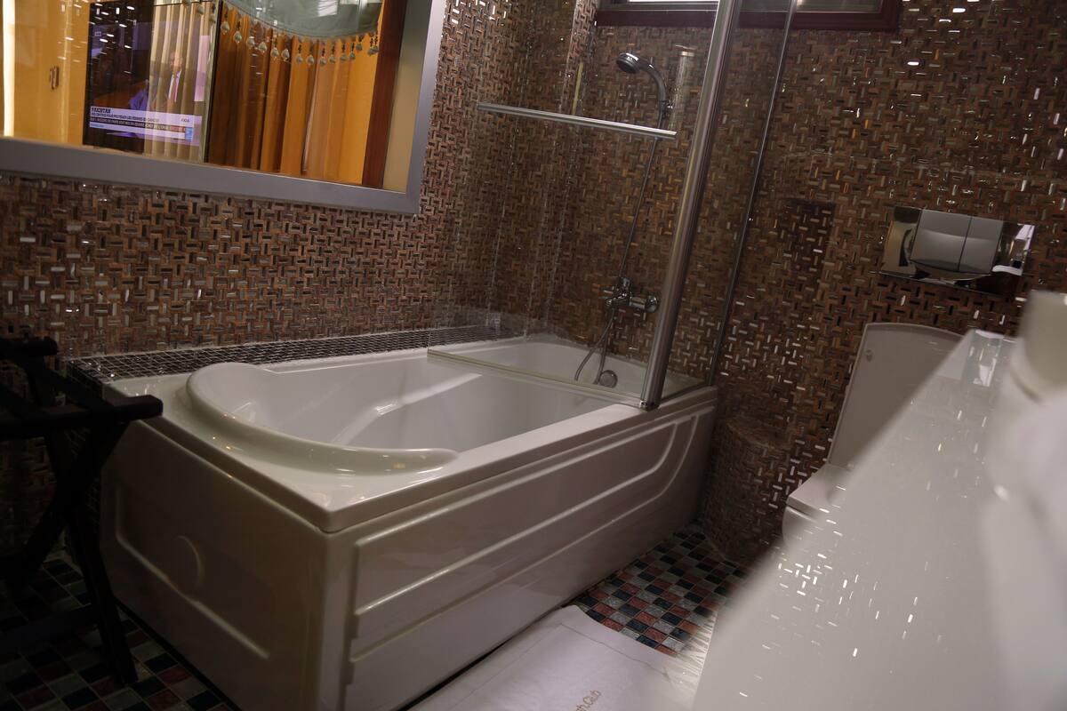 suite | deep-soaking bathtub