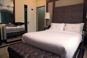 Deluxe Double Room | Peti besi dalam bilik, langsir/tirai gelap terus, Wi-fi percuma 