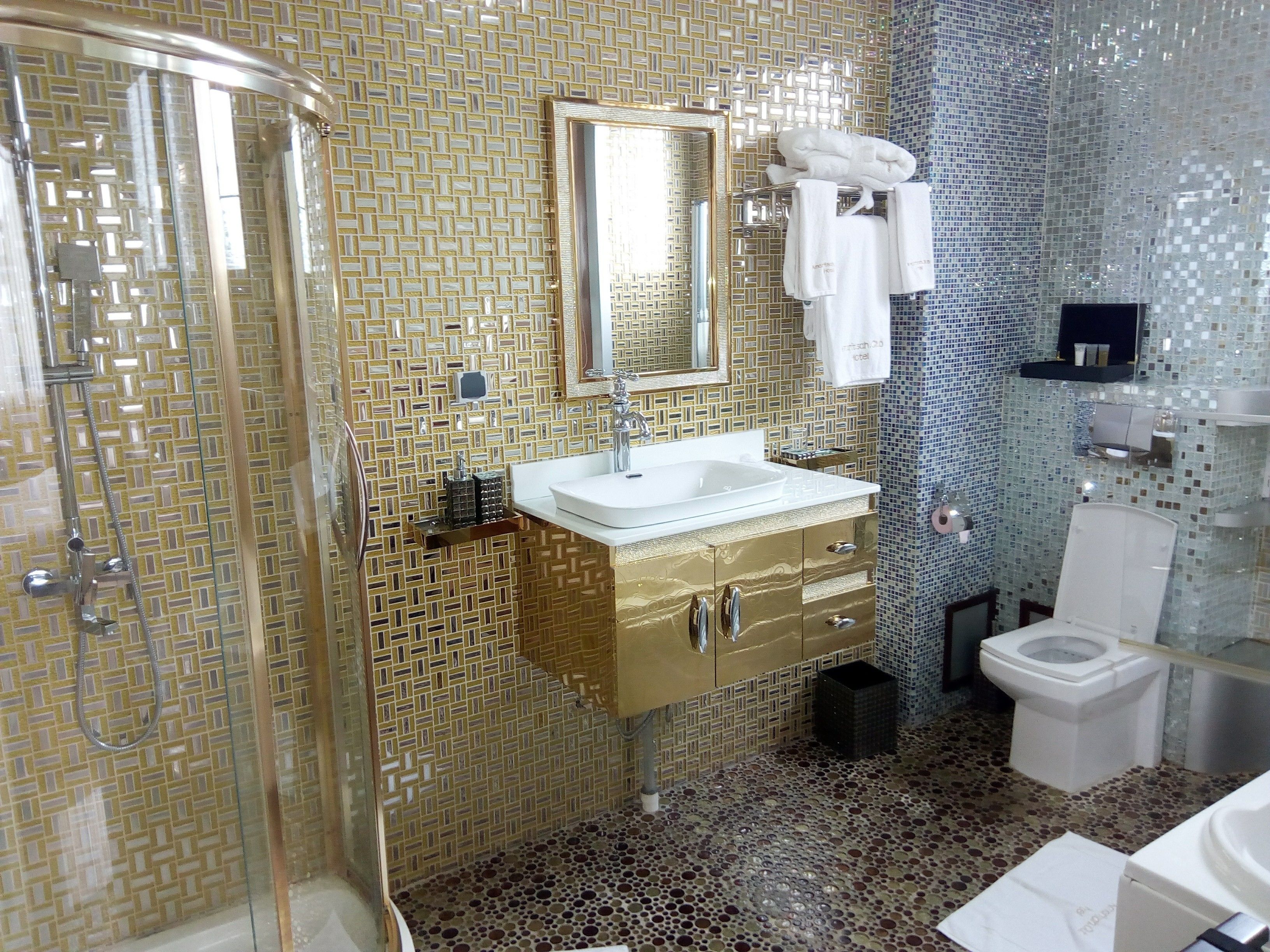 standard double room | bathroom | combined shower/bathtub, deep-soaking bathtub, free toiletries