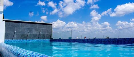 Piscina a l'aire lliure (horari: 10:00-19:00) i gandules