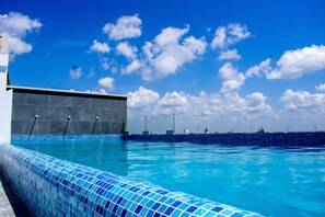 Hồ bơi ngoài trời, mở cửa từ 10:00 đến 19:00, ghế dài tắm nắng 
