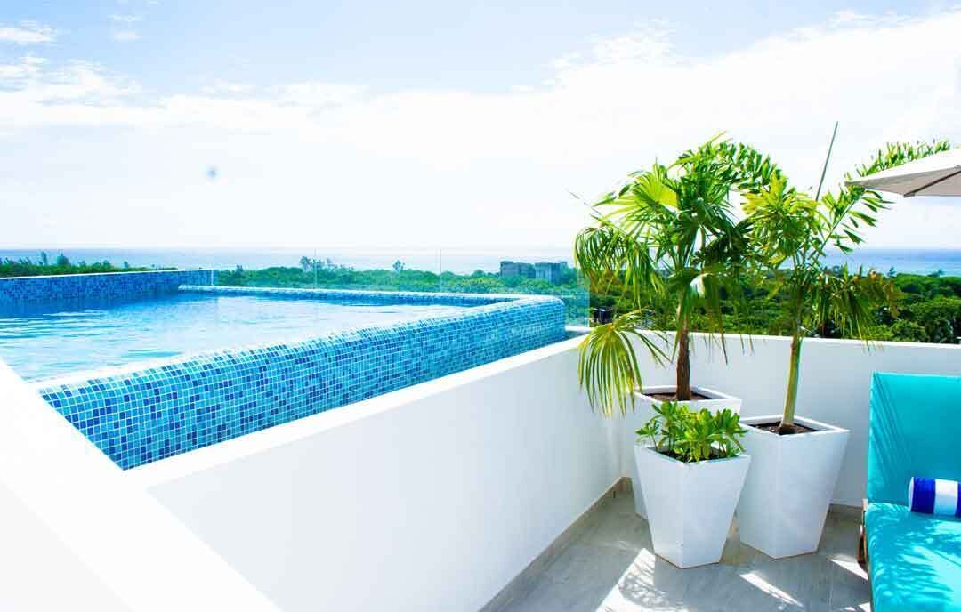 室外游泳池，開放時間為 10:00 至 19:00，提供日光浴躺椅