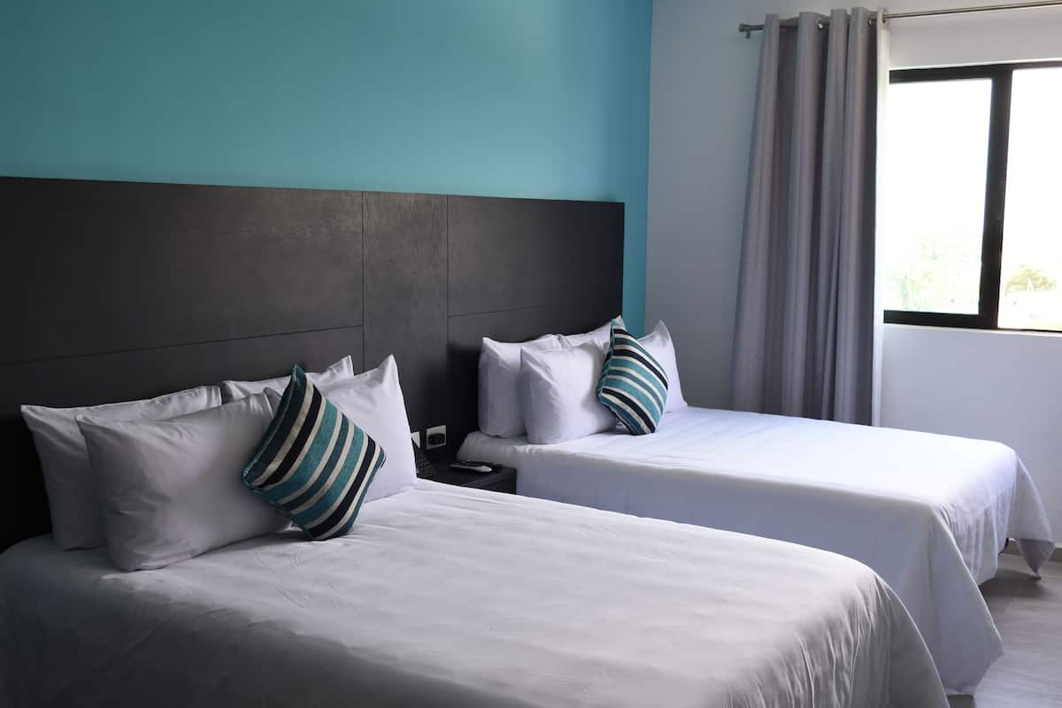 Doppelzimmer, 2 Doppelbetten | Hochwertige Bettwaren, Daunenbettdecken, Schreibtisch