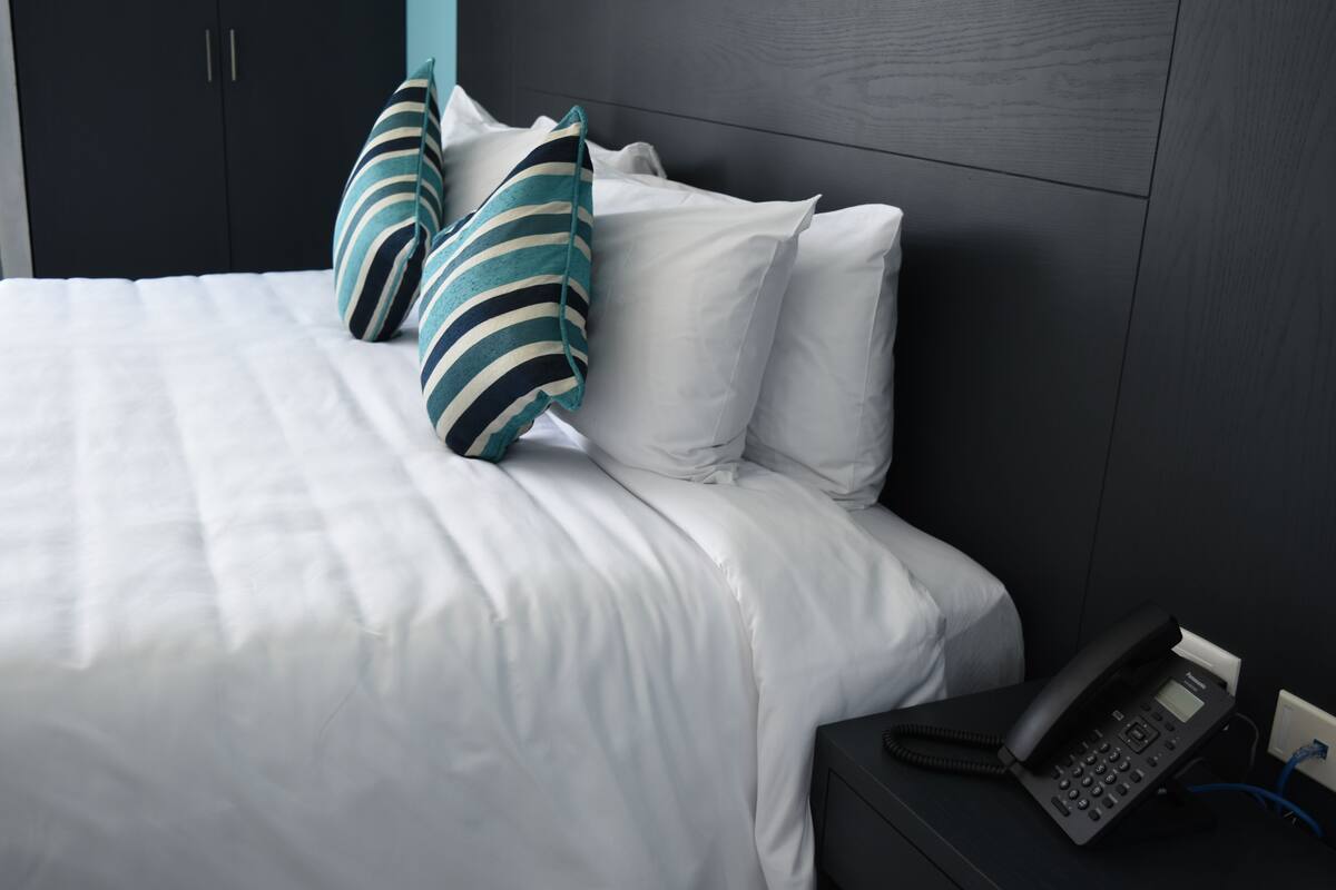 Biancheria da letto di alta qualità, copriletto in piuma, una scrivania