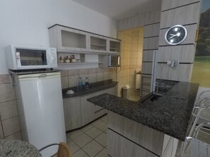 Apartment 251 | Cozinha americana privada | Geladeira, fogão, talheres/pratos/utensílios de cozinha
