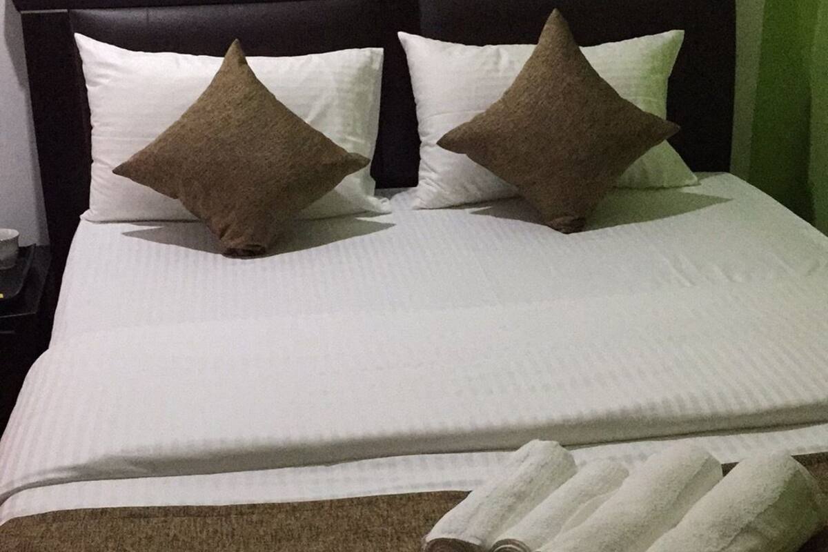 Deluxe tweepersoonskamer, 1 kingsize bed, niet-roken | Lakens van Egyptisch katoen, een minibar, een kluis op de kamer