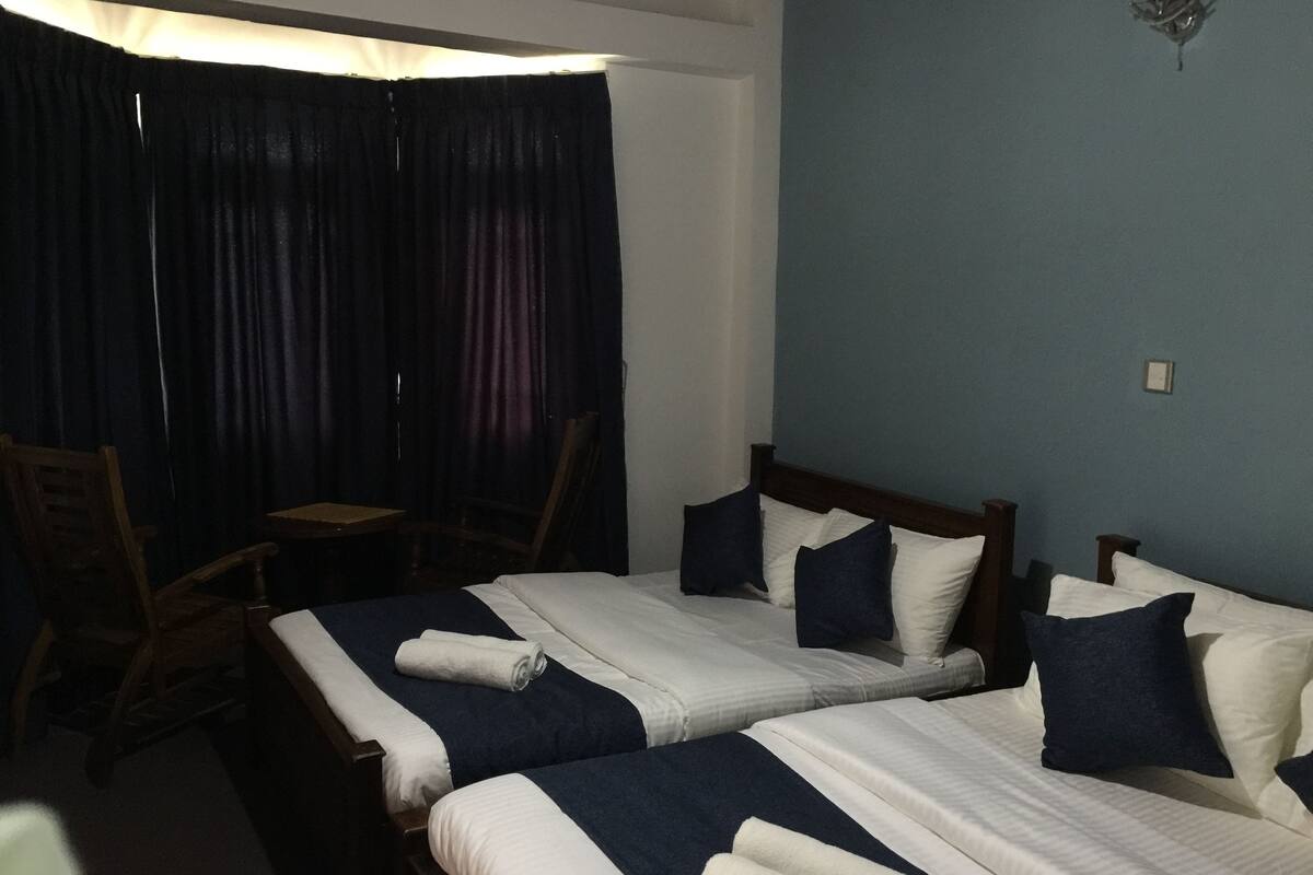 Deluxe vierpersoonskamer, Meerdere bedden, niet-roken | Lakens van Egyptisch katoen, een minibar, een kluis op de kamer