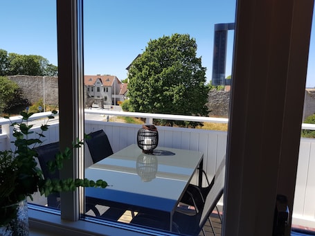 1 habitación, escritorio y espacio para trabajar con laptop