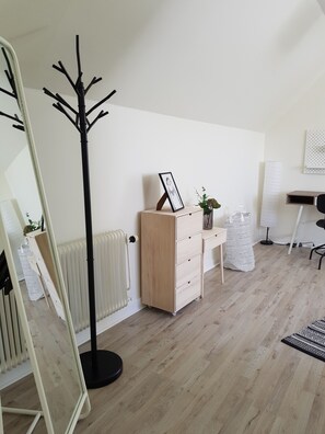 1 camera, una scrivania, postazione laptop, ferro/asse da stiro