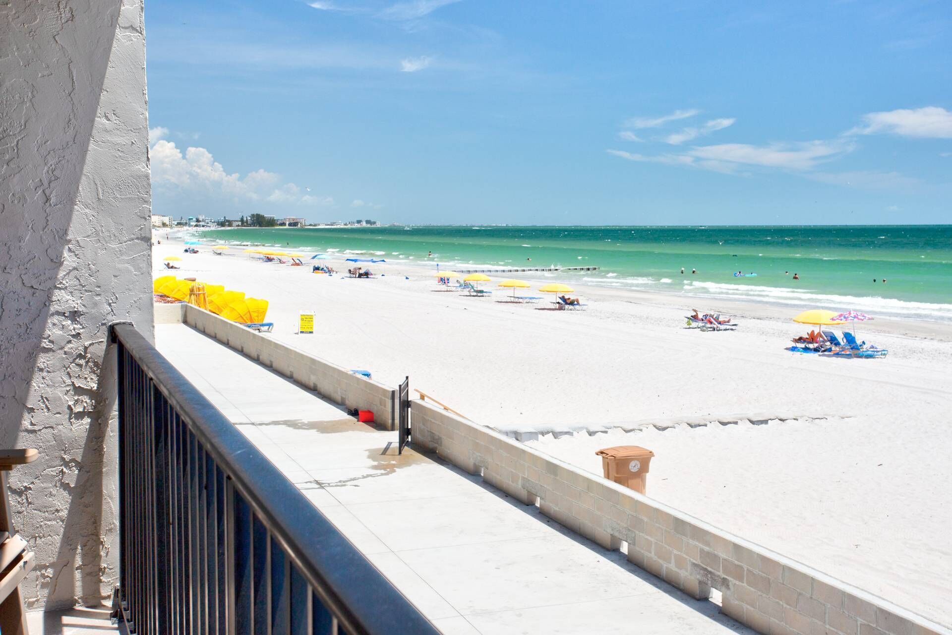 Plage, serviettes de plage, navigation en bateau à moteur