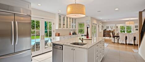 ثلاجة، ميكروويف، فرن، موقد طهي مسطح