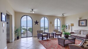 Amplia sala de estar con ventanas grandes, decoración con estrellas y vistas al exterior.