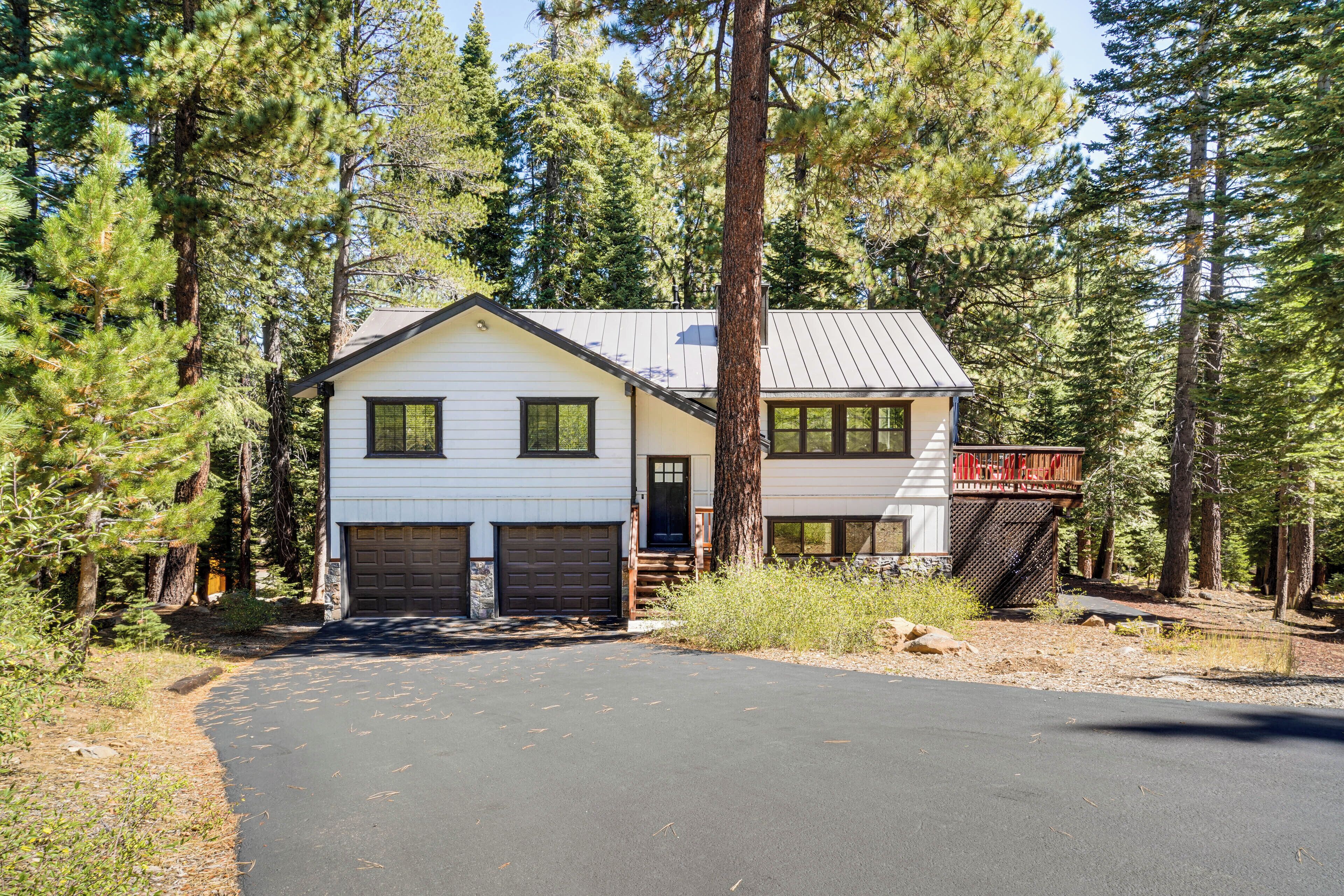 Tahoe Donner Escape: Under 15 Mi to 6 Ski Resorts!