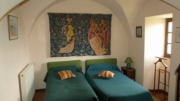 12 chambres, coffres-forts dans les chambres, bureau