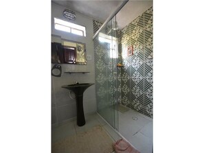 Departamento, varias camas, para no fumadores | Baño | Regadera, regadera tipo lluvia, toallas 