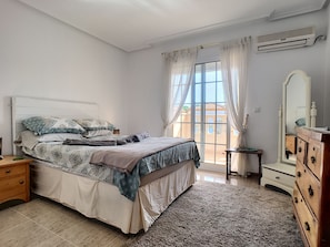 3 slaapkamers, een strijkplank/strijkijzer, gratis wifi, beddengoed