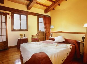 1 dormitorio, tabla de planchar con plancha, ropa de cama