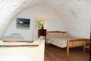 5 dormitoris, planxa i posts de planxar i roba de llit 