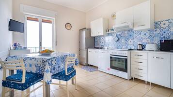 Kühlschrank, Mikrowelle, Ofen, Geschirrspüler