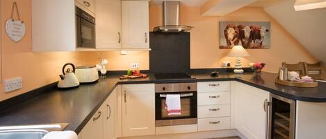 雪櫃、微波爐、焗爐、爐具