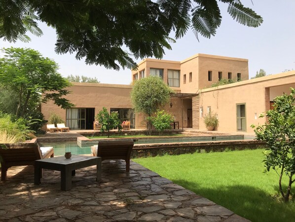 Alberca al aire libre y alberca climatizada