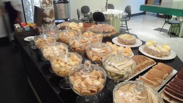 Café da manhã com buffet grátis todos os dias