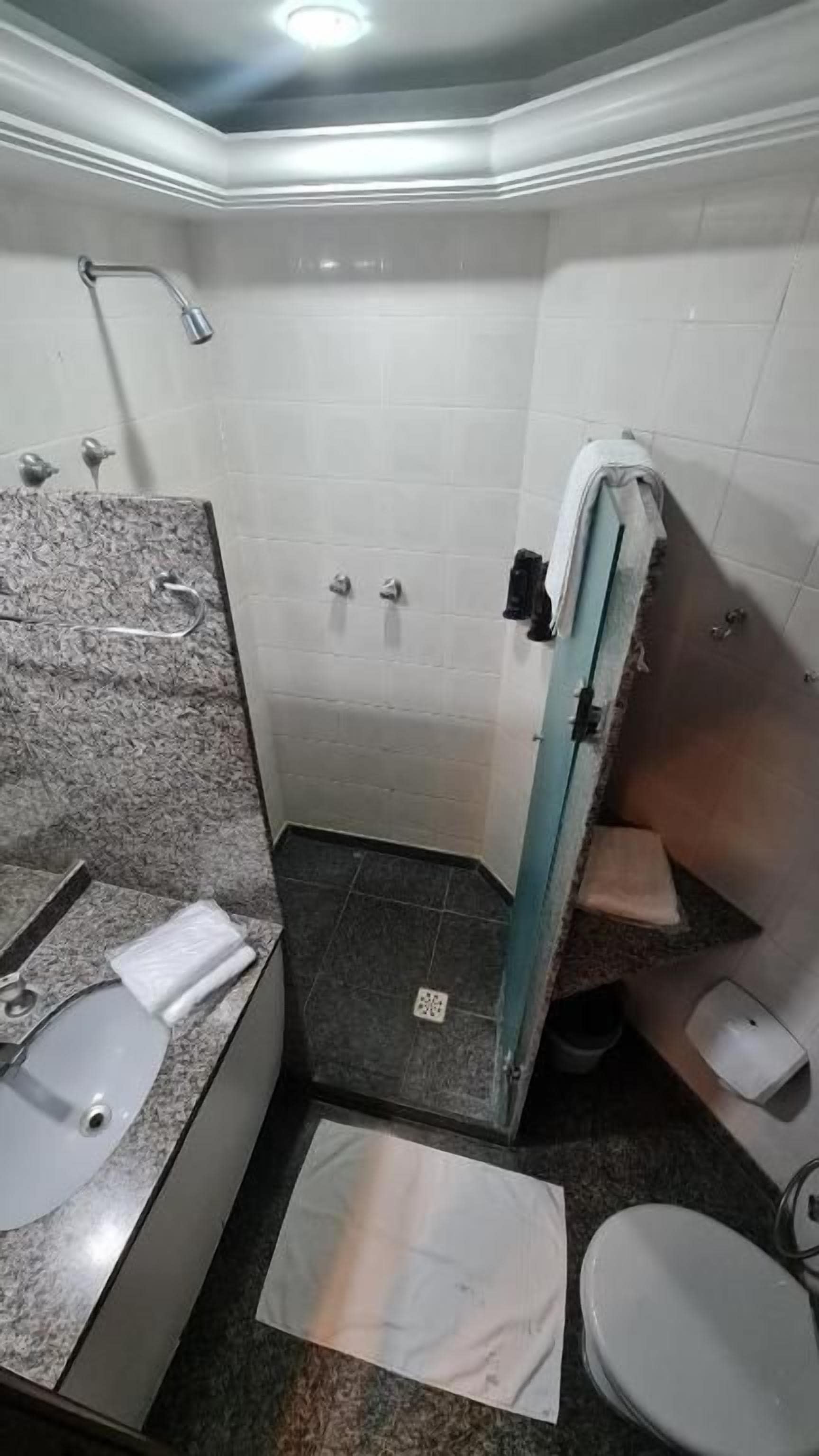Un bagno piccolo e funzionale, con doccia, toilette e lavandino.