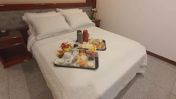 1 quarto, frigobar, escrivaninha, cortinas blackout