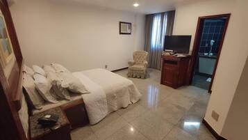 1 habitación, minibar, escritorio y cortinas blackout