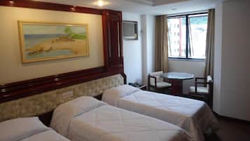 1 quarto, frigobar, escrivaninha, cortinas blackout