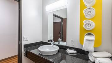 Combined shower/tub, towels