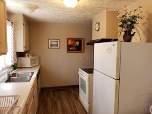 Full-size fridge, microwave, coffee/tea maker - Carter Mountain Motel (Cody)