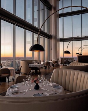 2 restaurants, breakfast, lunch, dinner served; seafood - Four Seasons Hotel Philadelphia at Comcast Center (Philadelphia)