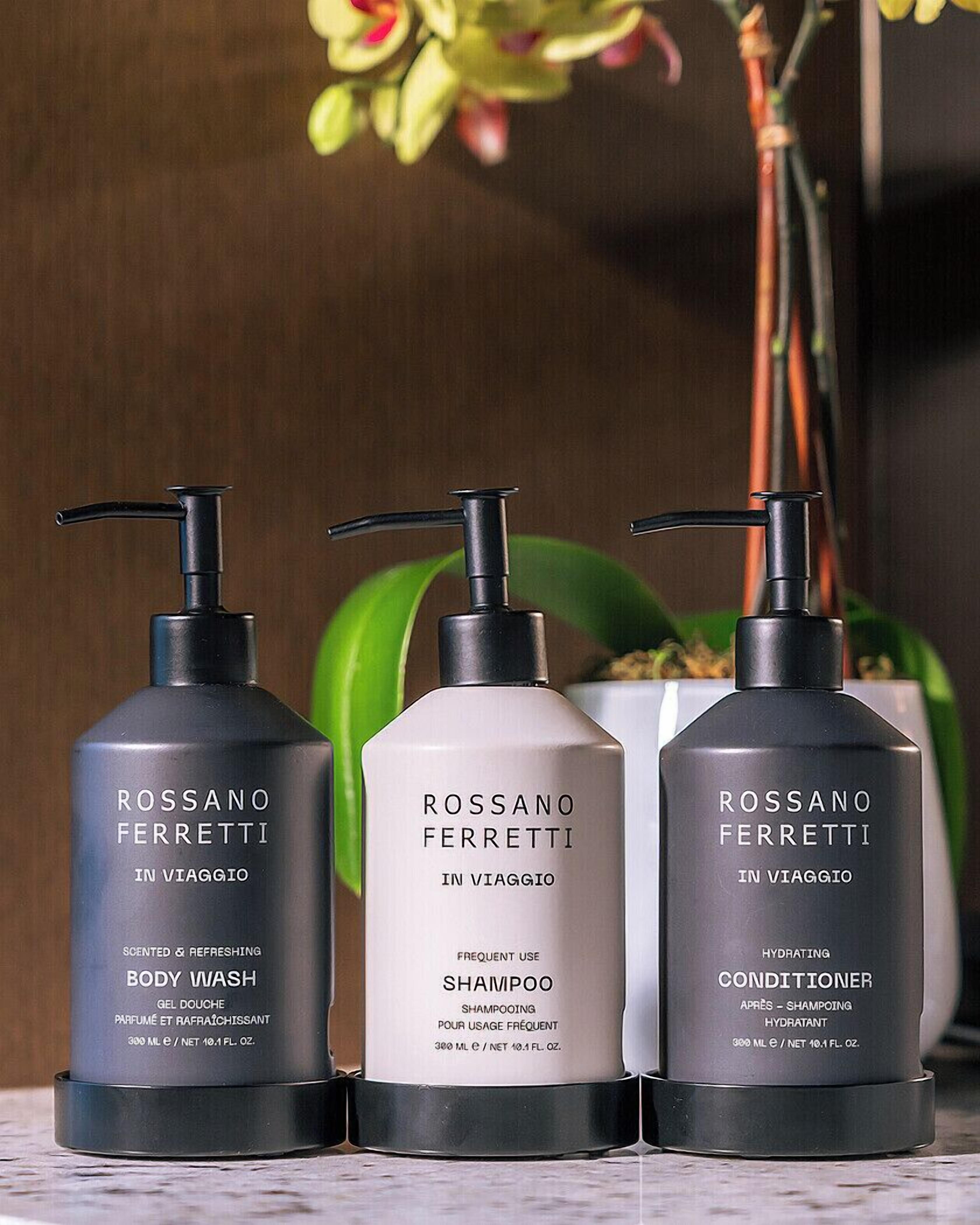 Trois produits de la marque Rossano Ferretti : un gel douche, un shampooing et un après-shampooing.
