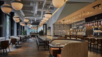 2 restaurants; breakfast, lunch, and dinner served