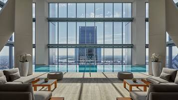 Piscina interna, espreguiçadeiras