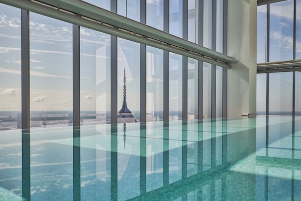 Indoor pool, sun loungers