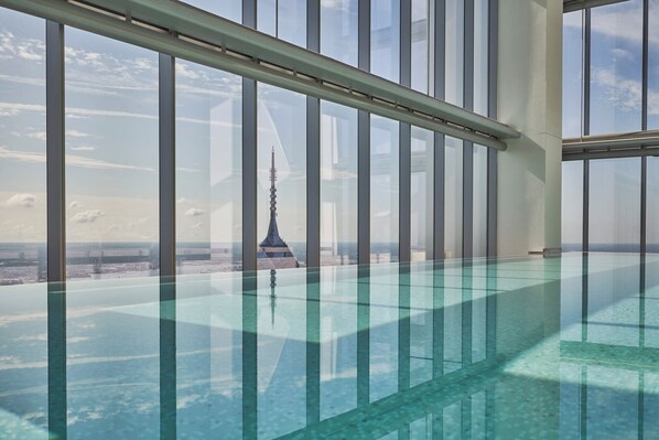 Innendørsbasseng og solsenger